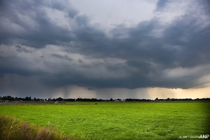 knmi vrijdag en zaterdag in heel nederland kans op onweersbuien