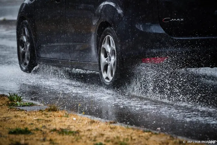 knmi waarschuwt voor stevige onweersbuien donderdagmiddag