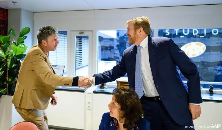 koning bezoekt radiostudios in hilversum