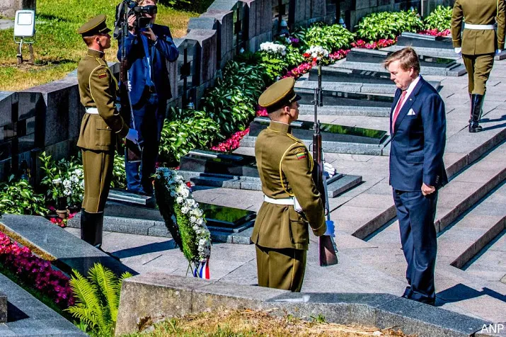 koning eert litouwse onafhankelijkheidsstrijd