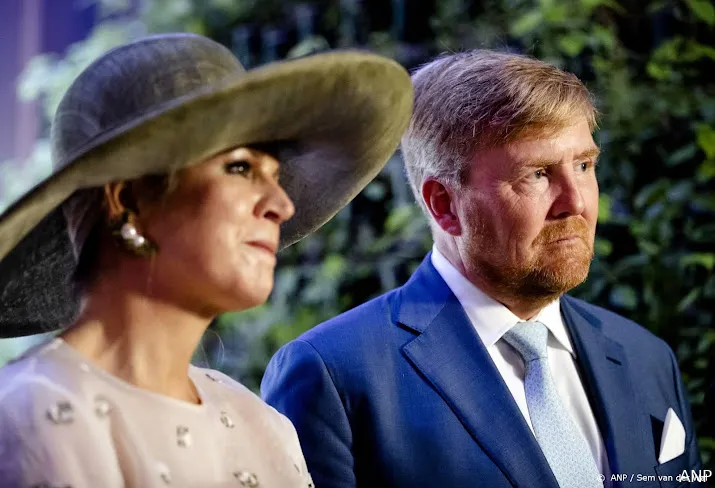 koning en koningin op bezoek bij oekrainers in harskamp