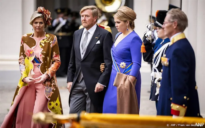 koningspaar en prinsessen voor balkonscene terug naar noordeinde