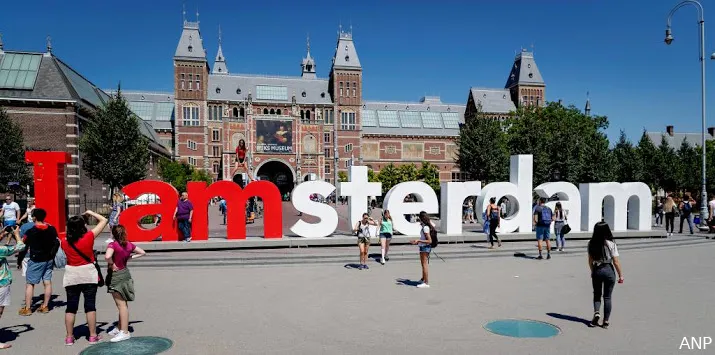 kunstenaar bedekt letters i amsterdam