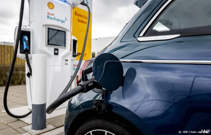 laadpalen bij tankstations langs snelwegen zijn toegestaan