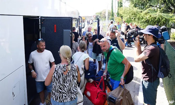 laatste bussen met vakantiegangers uit italie terug in nederland