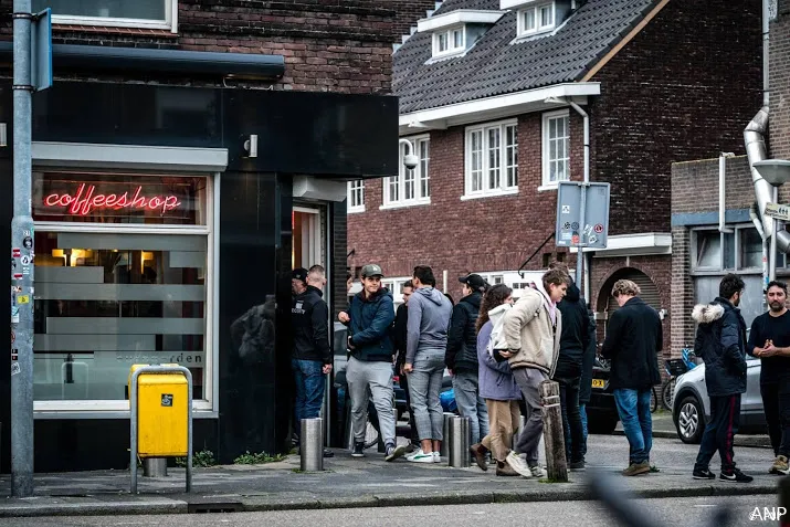 lange rijen voor coffeeshops na aankondiging sluiting