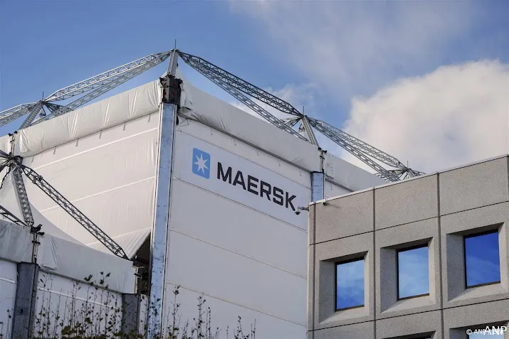 maersk laat bijna alle schepen weer door suezkanaal varen