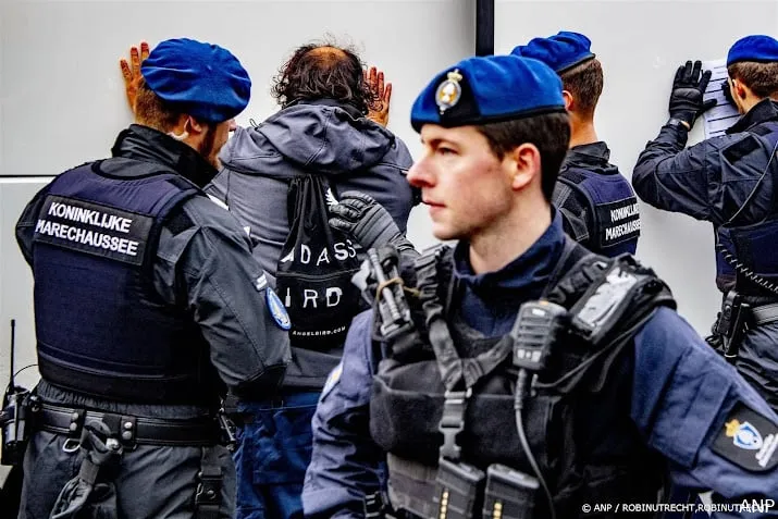 marechaussee haalde alle passagiers vlucht schiphol van boord