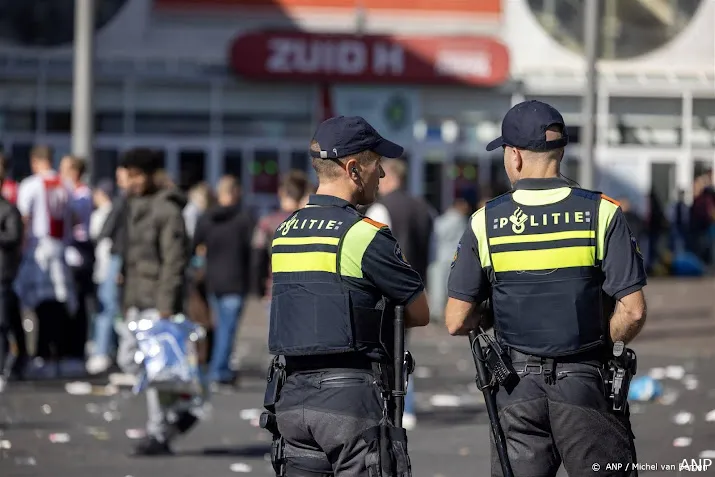 me grijpt in buiten arena na gestaakte wedstrijd ajax feyenoord