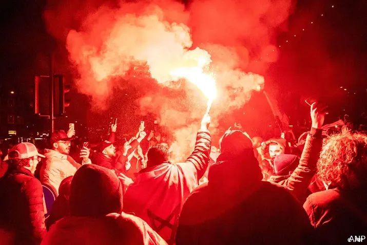 me roept feestende menigte in den haag op te vertrekken