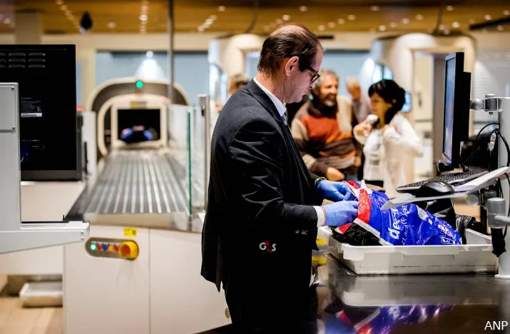 meer mankracht en scan tegen drukte schiphol