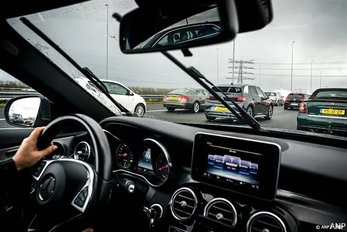 mensen staan langer vast in het verkeer