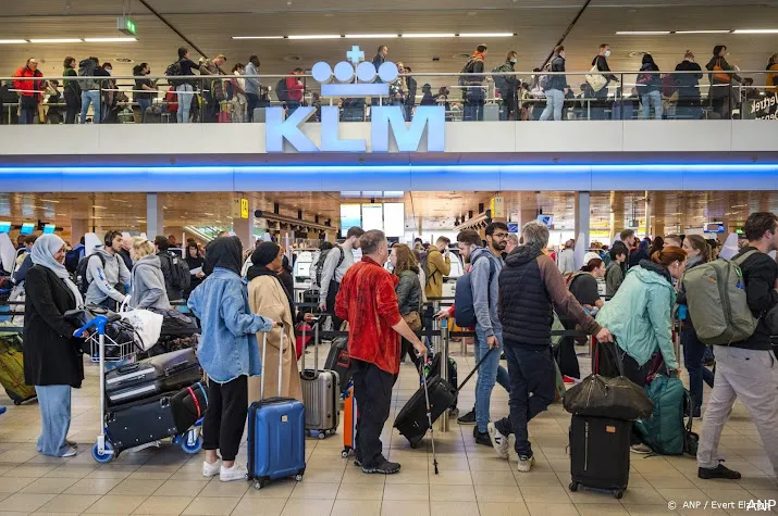 minder vluchten door personeelstekorten vliegmaatschappijen