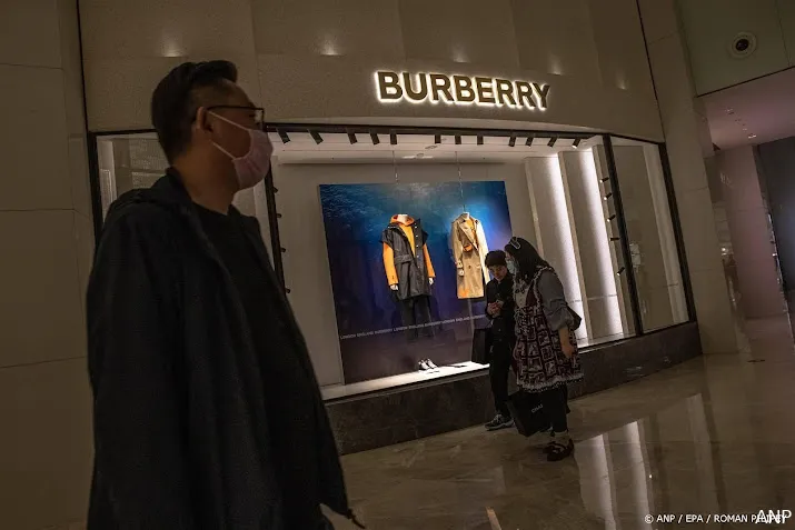 modebedrijf burberry ziet verkoop kelderen vooral in china en vs