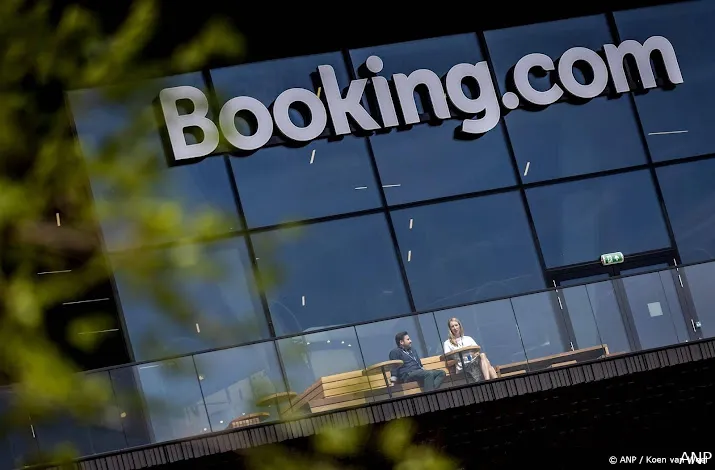 moederbedrijf van booking com blijft groeien en voert winst op