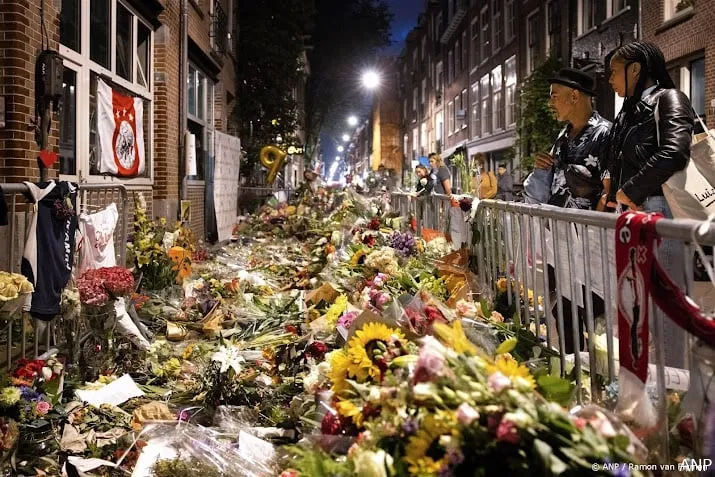 monument ter ere van peter r de vries onthuld in amsterdam