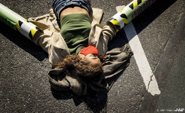 negen klimaatactivisten opgepakt bij wegblokkades utrecht