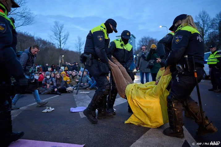 nog vier vast na demonstraties in den haag