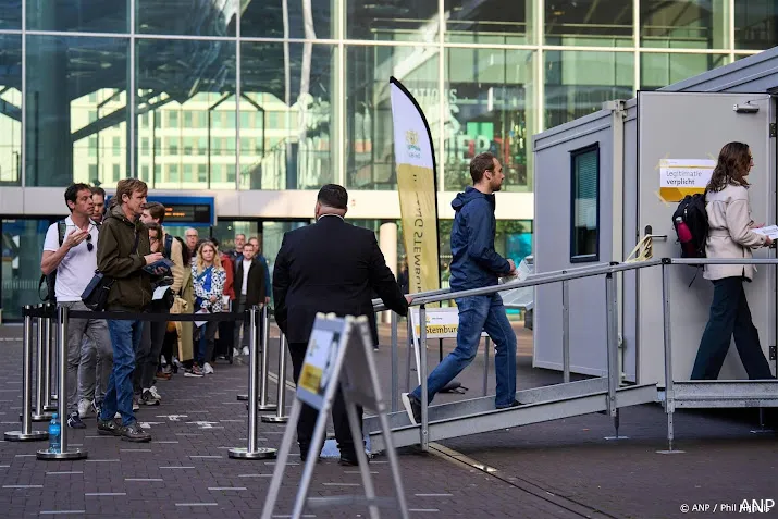 ns stembureaus op stations goed bezocht tijdens ochtendspits