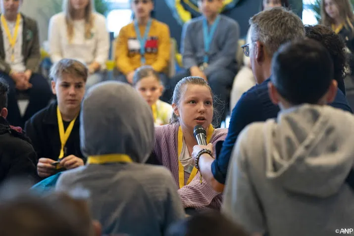 oekraiense en nederlandse kinderen in gesprek in madurodam