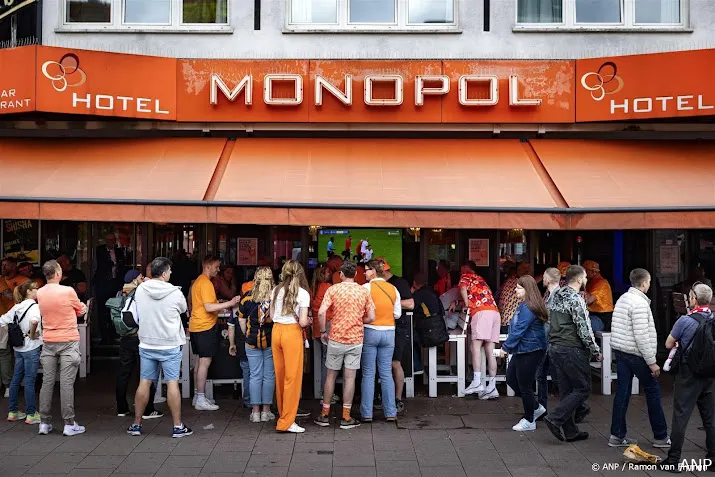 oranjefans in hamburg vieren overwinning op polen