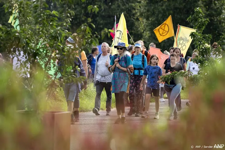 organisatoren klimaatprotest neem water en zonnebrand mee