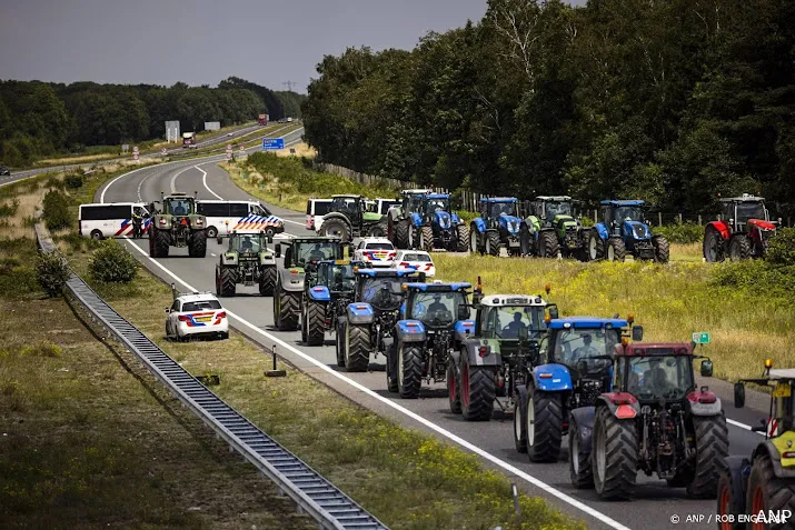 politie deelt 200 boetes uit voor boerenblokkades op maandag