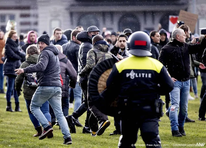 politie deelt fotos van zes nieuwe verdachten museumplein