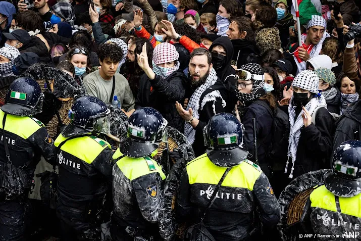 politie gaat met geweld over tot opheffen blokkade uva terrein