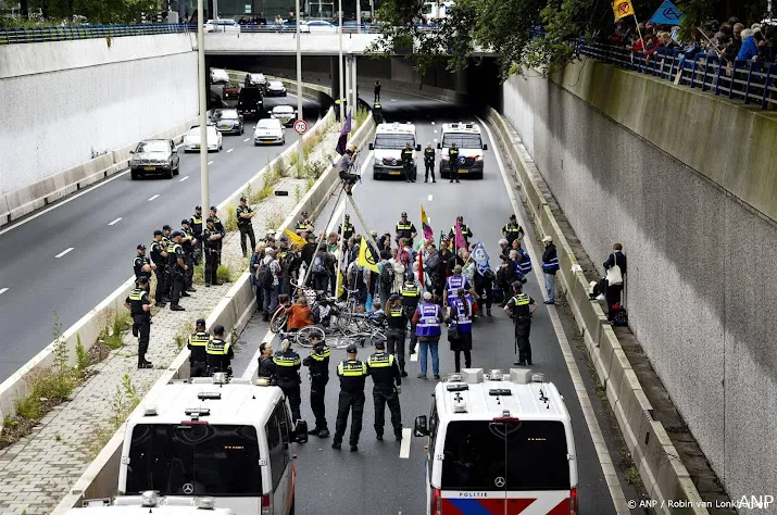 politie haalt demonstranten van a12 af