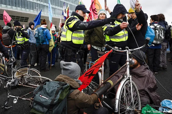 politie houdt 17 klimaatactivisten aan bij begin blokkade a10