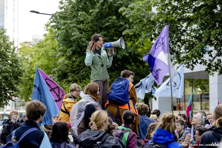 politie houdt bij klimaatactie 76 demonstranten aan in rotterdam