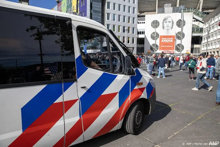 politie zet traangas in bij ongeregeldheden rond arena