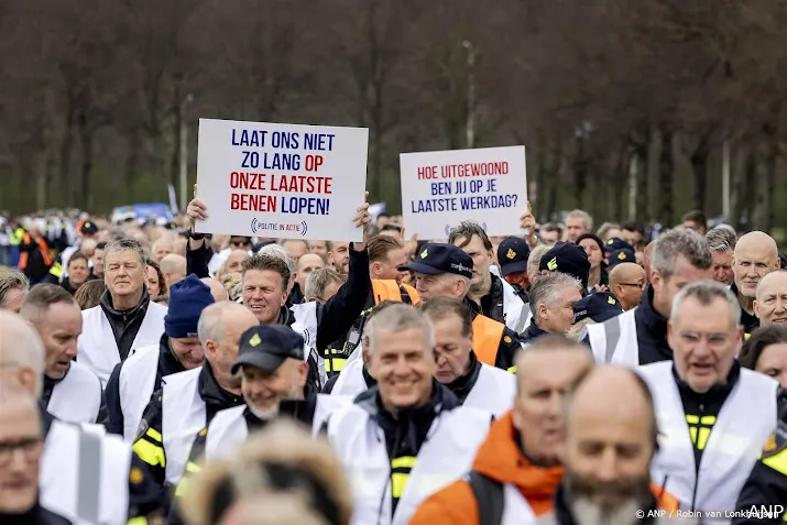 politiebonden dreigen met hardere acties om vroegpensioen