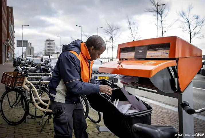 postnl kondigt tussentijdse verhoging postzegelprijs aan