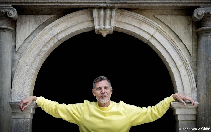 publiek kan afscheid nemen van fotograaf erwin olaf in westerkerk