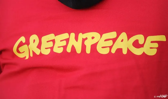 rechter activisten greenpeace moeten van schip in grote oceaan