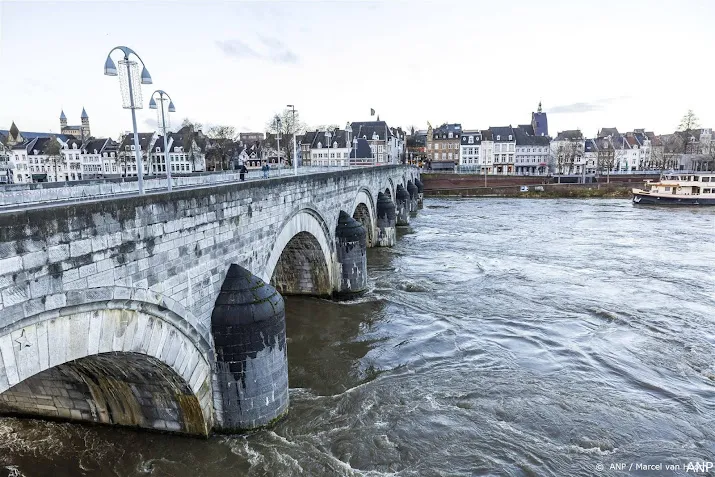 rijkswaterstaat waarschuwt voor snelle stijging maas in limburg