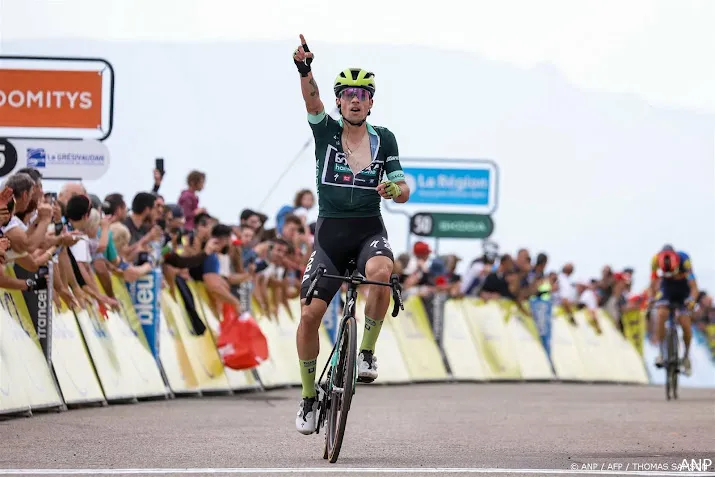 roglic fietst evenepoel in criterium du dauphine uit leiderstrui