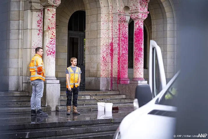 rotterdams stadhuis beklad met rode verf