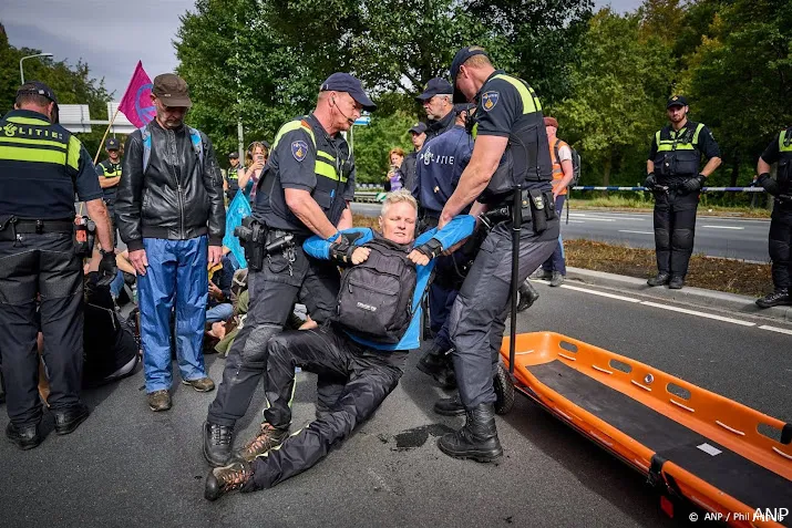 ruim 120 klimaatactivisten aangehouden op 17e dag a12 protest