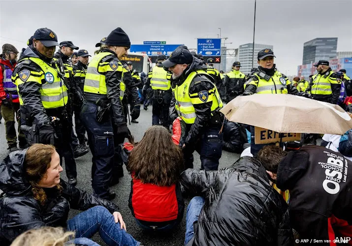 ruim driehonderd klimaatactivisten aangehouden bij blokkade a10