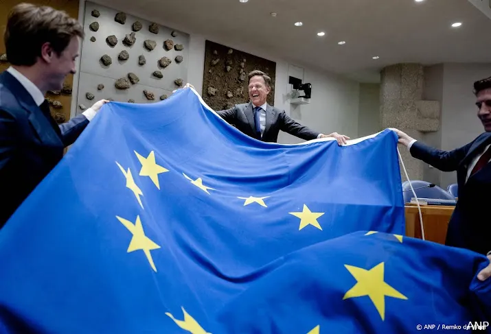 rutte ontvouwt eu vlag bij aanvang laatste tweede kamerdebat