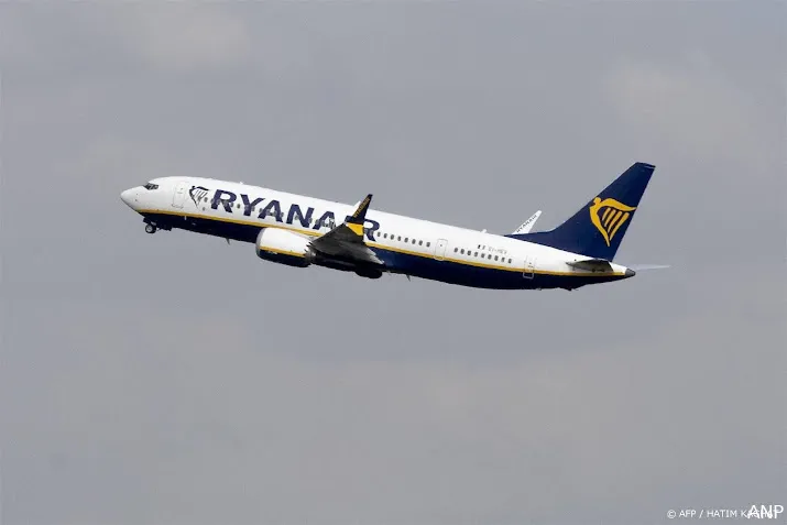 ryanair moet passagiers 400 euro betalen vanwege dronken steward