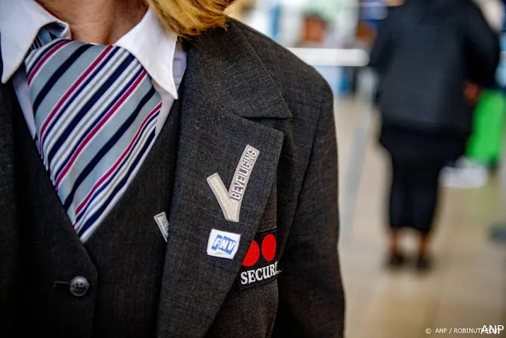 schiphol denkt met pakket eindelijk meer beveiligers te trekken