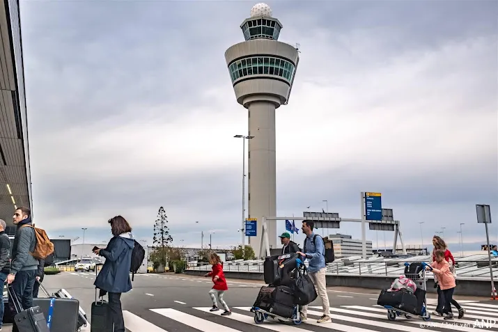 schiphol neemt meer tijd voor aanbesteding beveiliging na kritiek