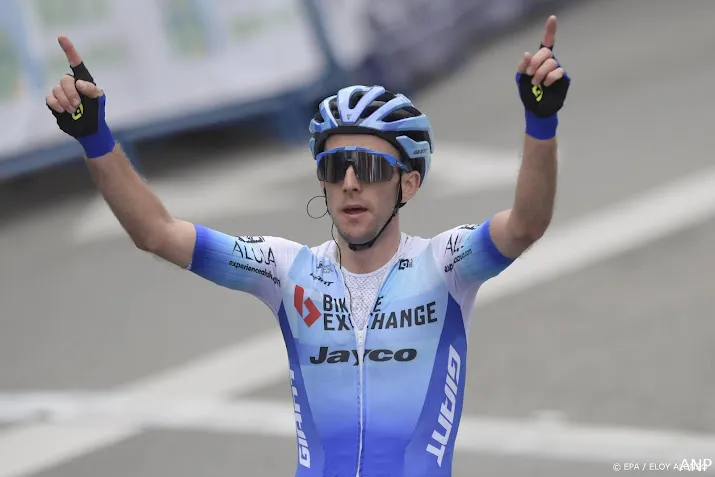 simon yates wint spectaculaire etappe in giro carapaz pakt roze