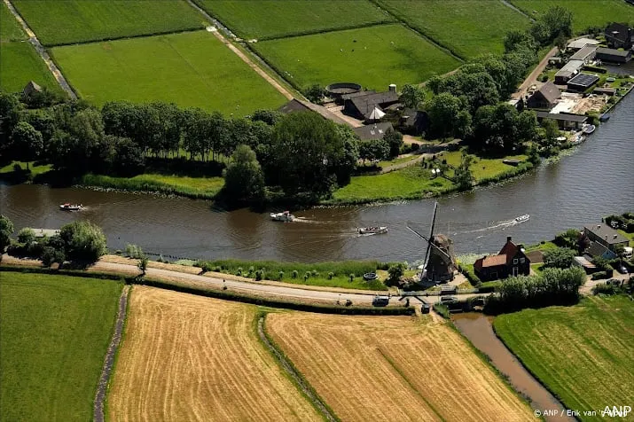 sluizen dicht en advies om niet te varen op vecht na hevige regen