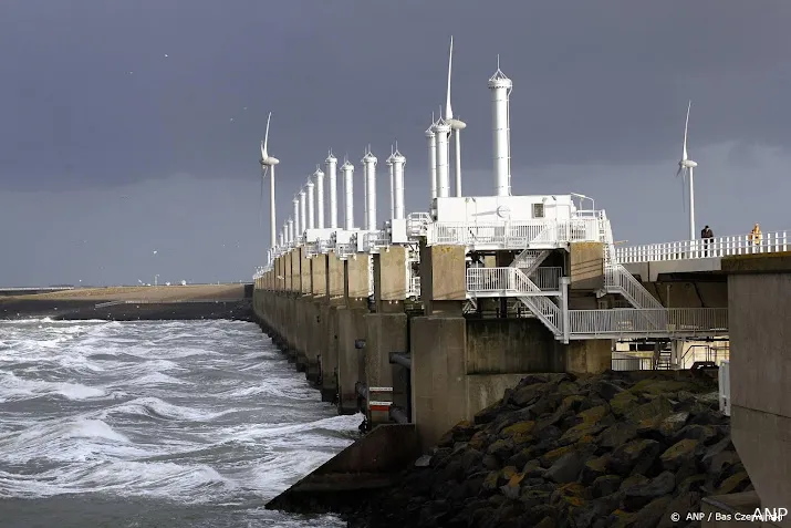 stormvloedkeringen volop in gebruik wegens hoogwater en wind