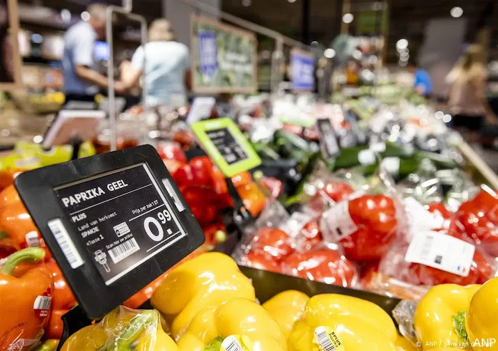 supers stoppen met plastic en papieren zakjes groenten en fruit